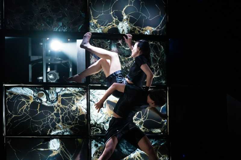(照片小檔)新媒體舞蹈劇場作品《失重計劃III：摺疊震盪》反思數位時代失衡的價值觀_攝.jpg