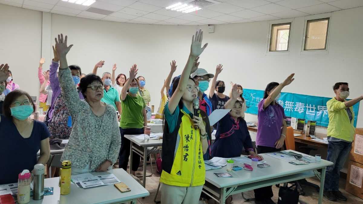 圖三：無毒協會秘書長帶領屏東家庭教育中心志工夥伴們進行反毒宣誓.jpg.jpg