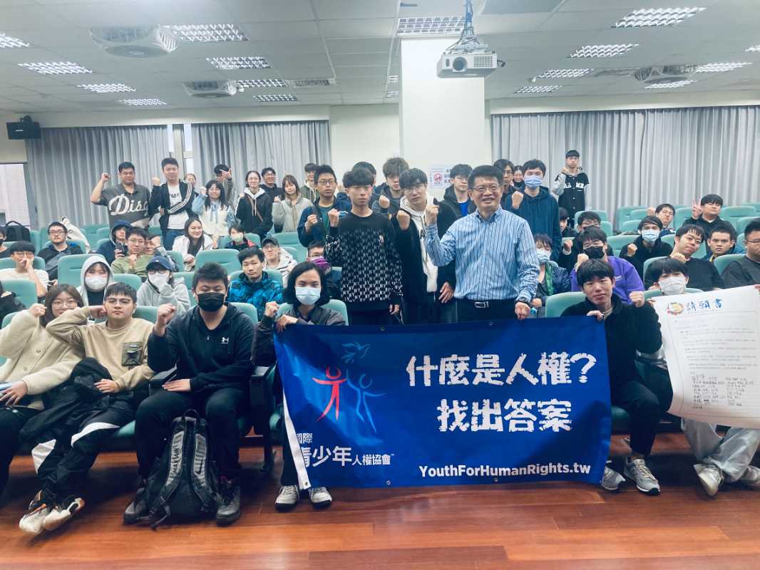 人權顧問講師與龍華大學生們合影.jpg