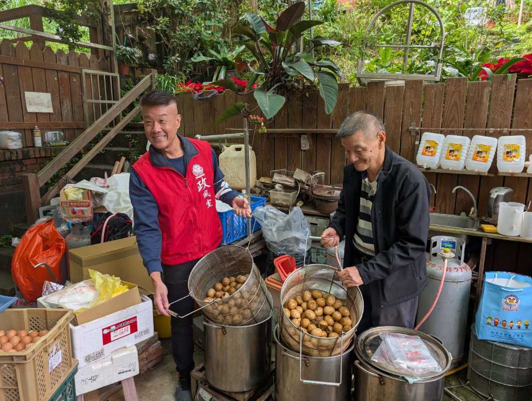 市民同慶119消防節　里長茶葉蛋「廉」手送