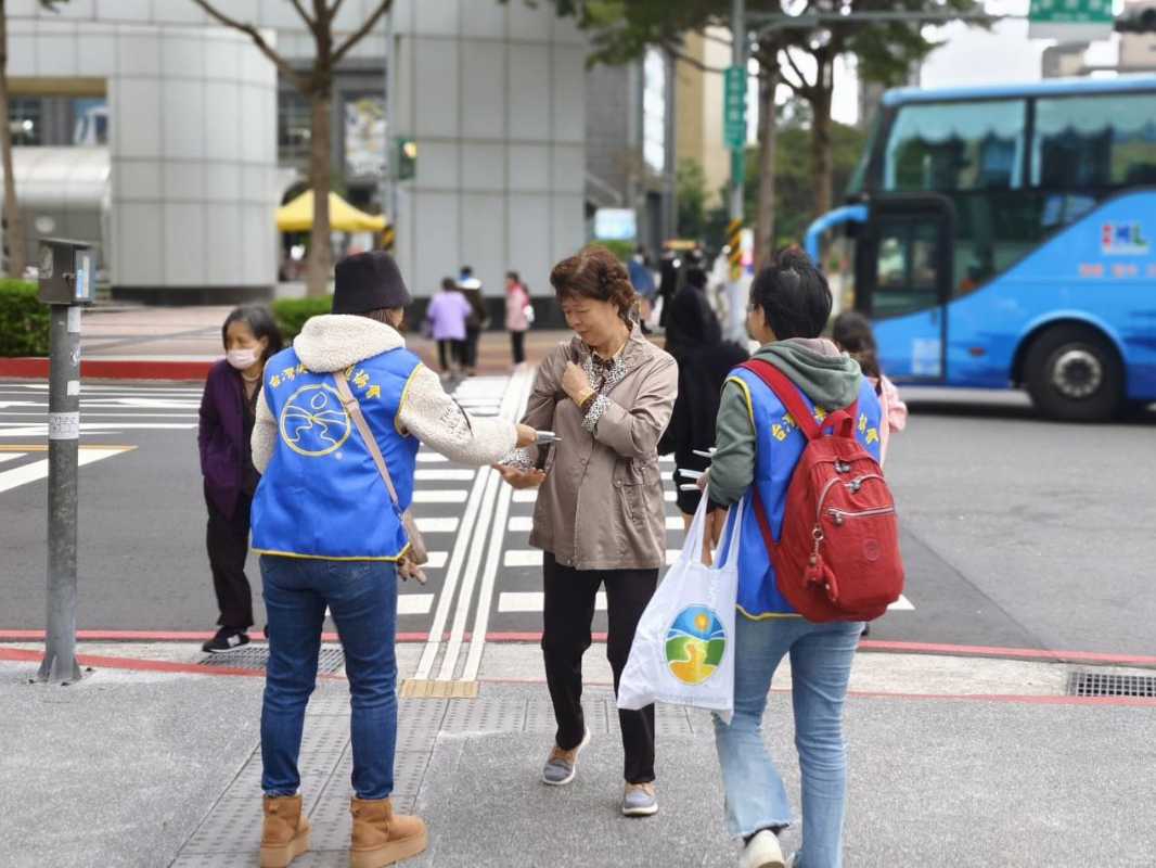 台灣快樂之道協會耶誕城期間將快樂散播新板街頭.jpg