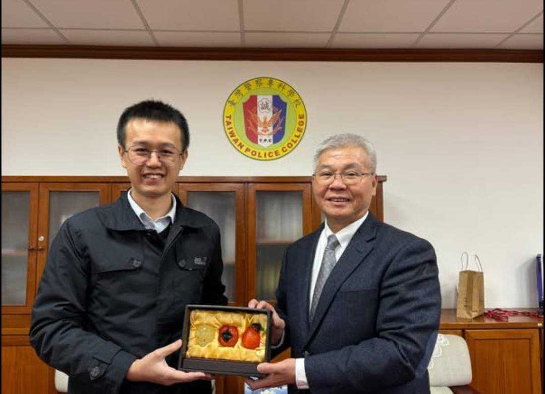 高哲翰講座教授恭賀警專訓導陳翰玄 司法官特考金榜題名。（圖/高哲翰提供 彭可翻拍）